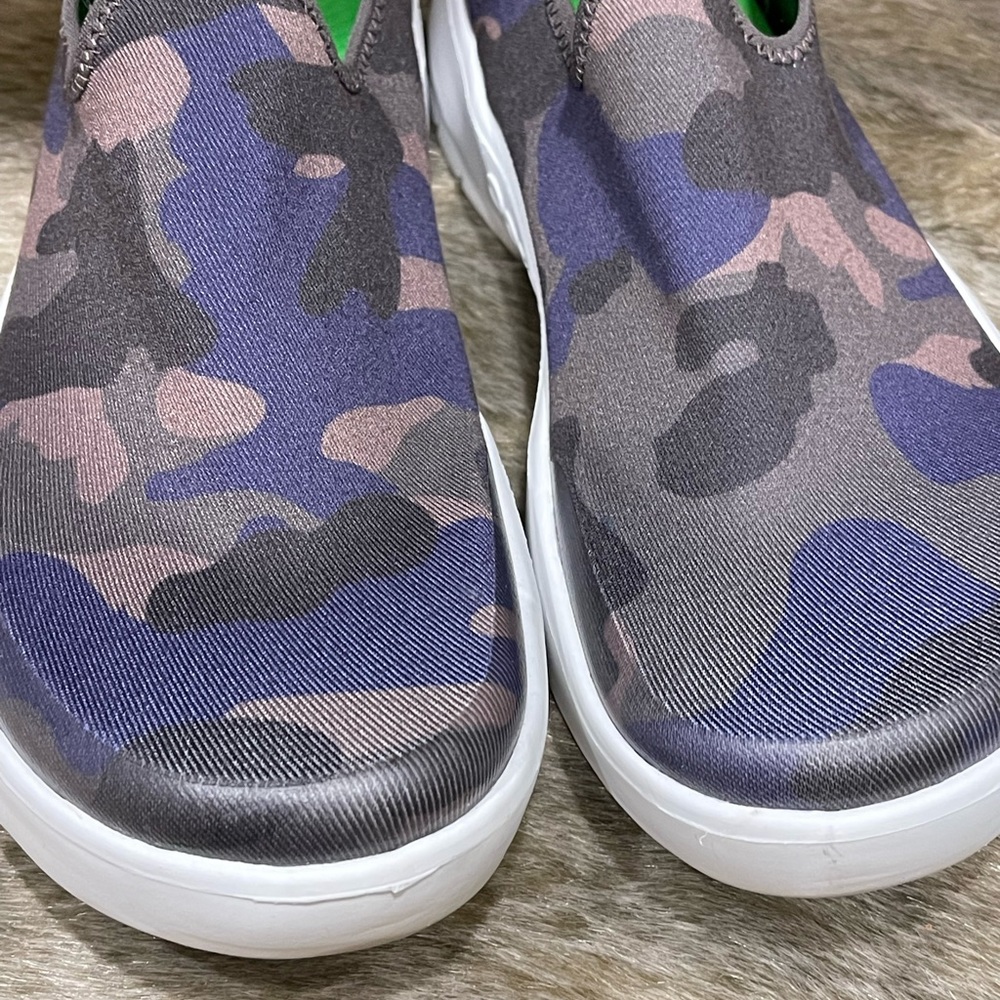 OOFOS OOmg eeZee Camo Slip-On Sneaker In Purple Camo - Picture 6 of 7